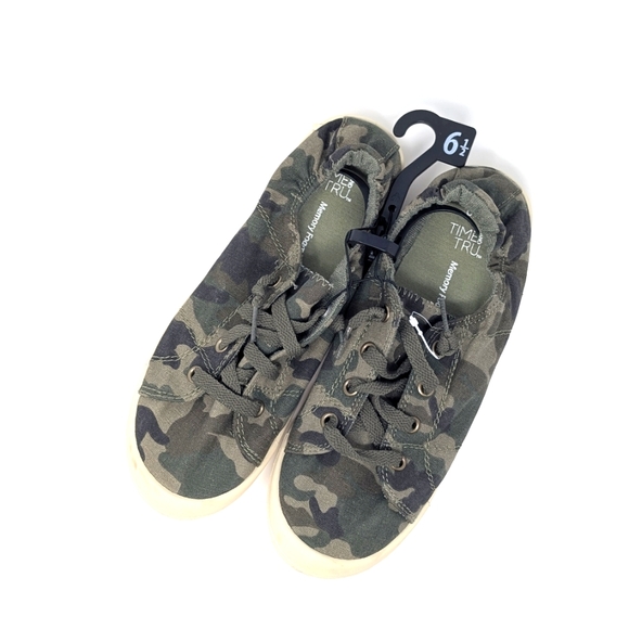 NWT WOMEN'S SIZE 6 1/2 CAMO SNEAKERS - Picture 1 of 1